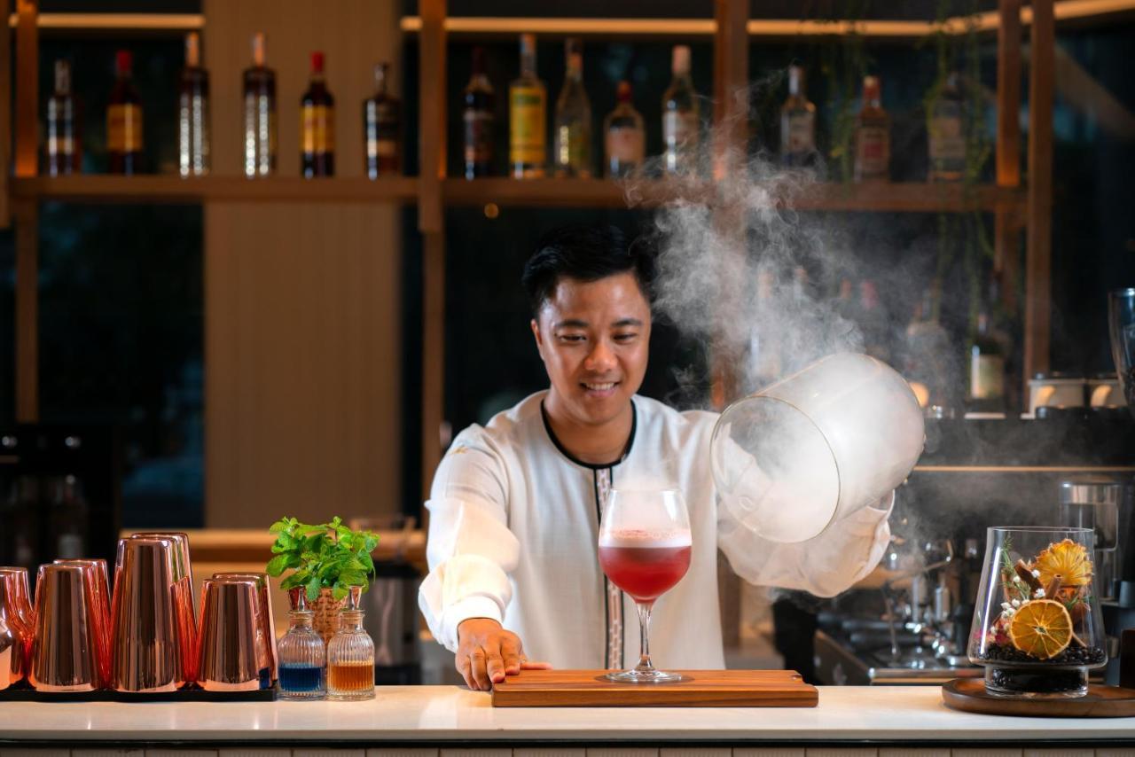 Hotel Melia Chiang Mai Esterno foto A bartender at work