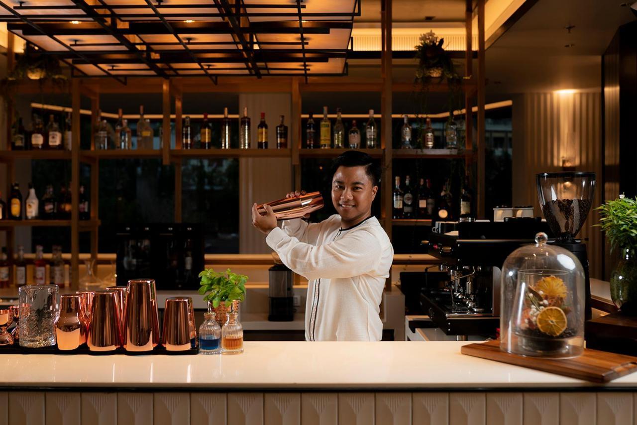 Hotel Melia Chiang Mai Esterno foto A bartender at work