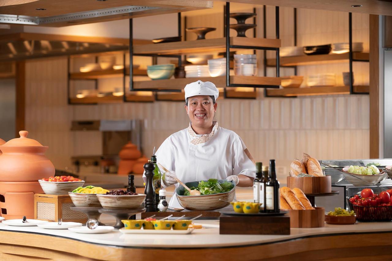 Hotel Melia Chiang Mai Esterno foto A chef at work