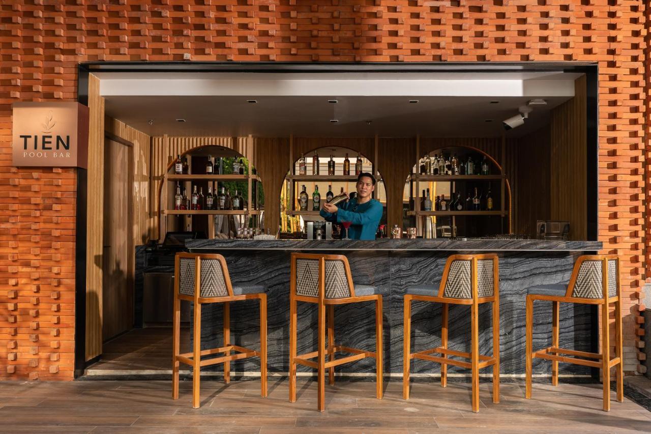 Hotel Melia Chiang Mai Esterno foto The bar at the hotel